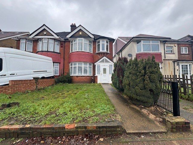 Property photo 1 of 13 3 Bed Semi-Detached House To Rent Great South West Road, Hounslow Tw4