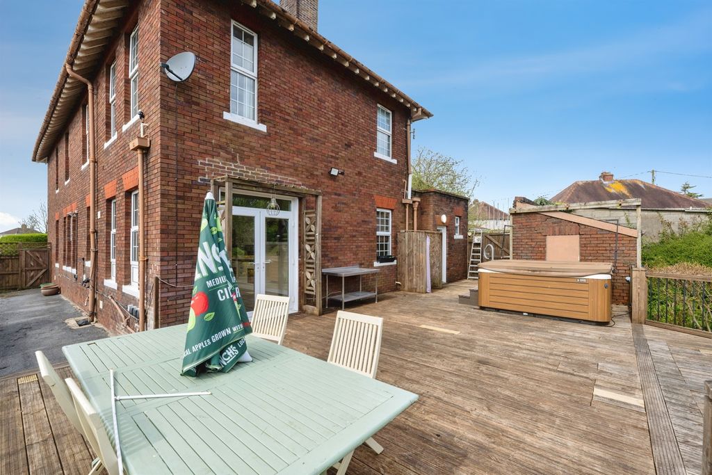 Property photo 2 of 31