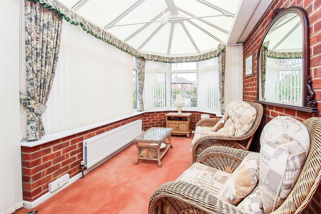 Property photo 2 of 9 Conservatory