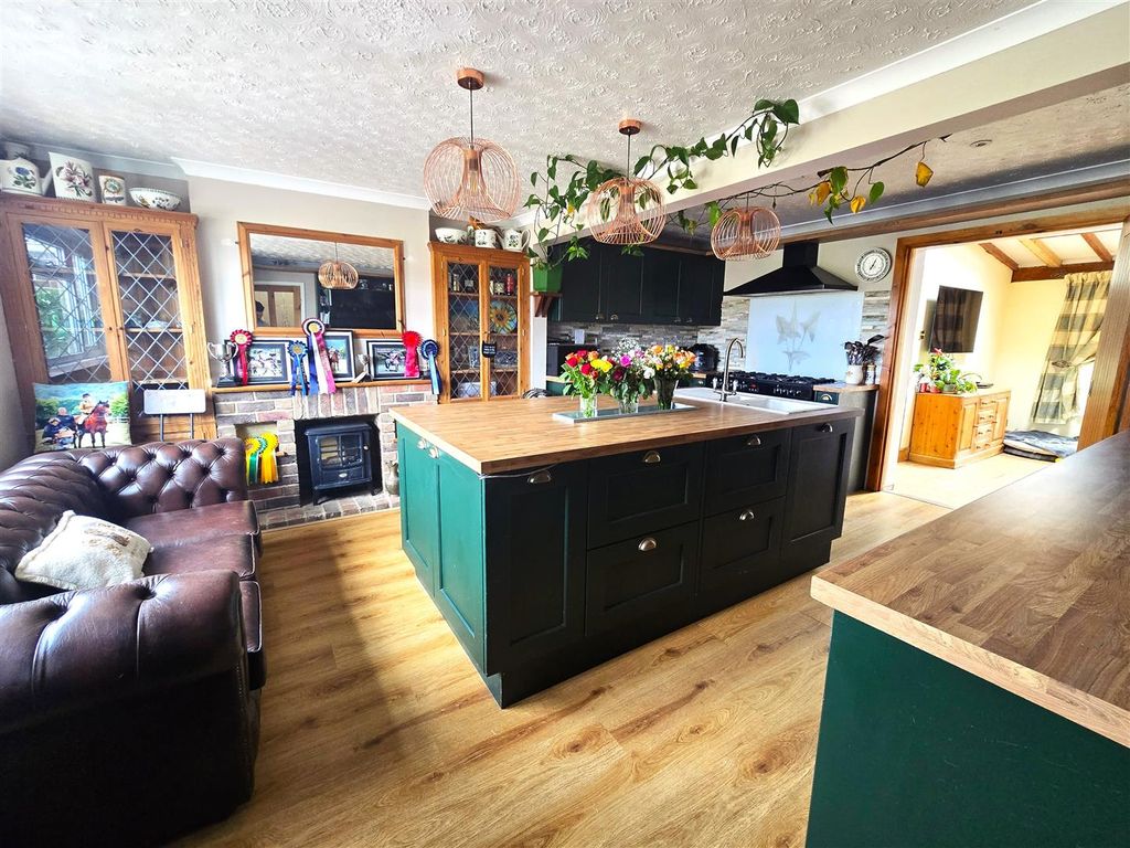Property photo 2 of 17 Kitchen