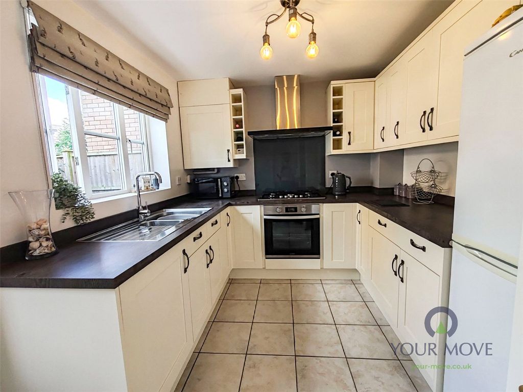 Property photo 3 of 19 Kitchen