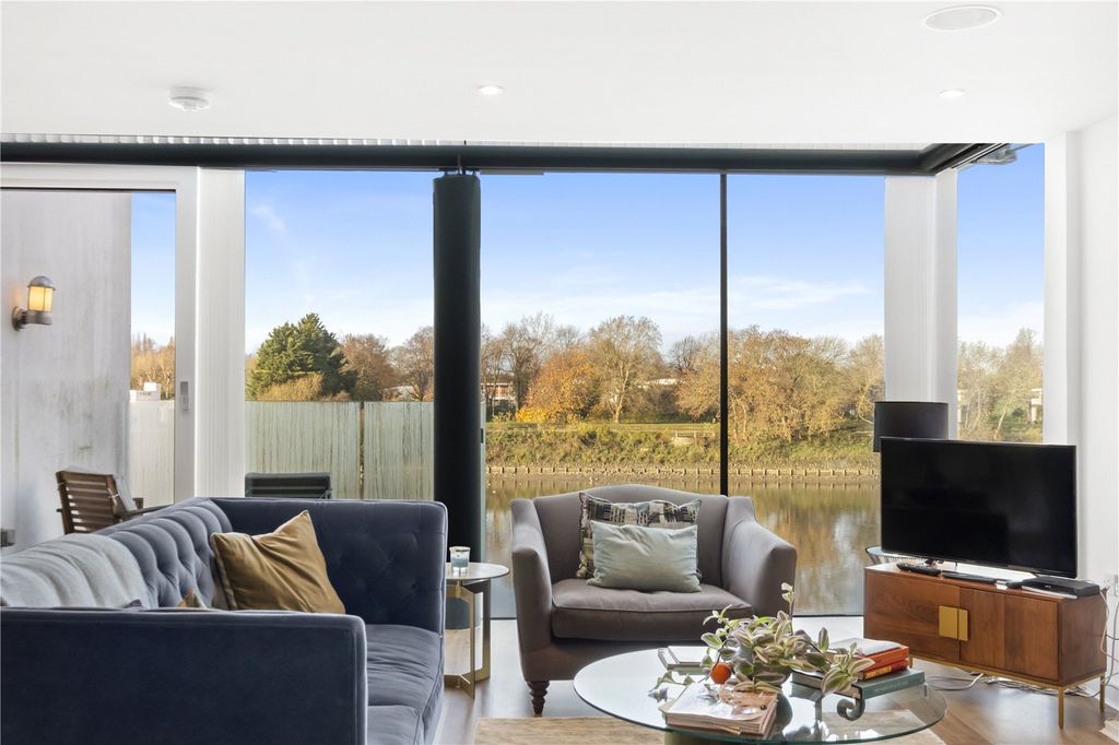 Property photo 3 of 12 Reception