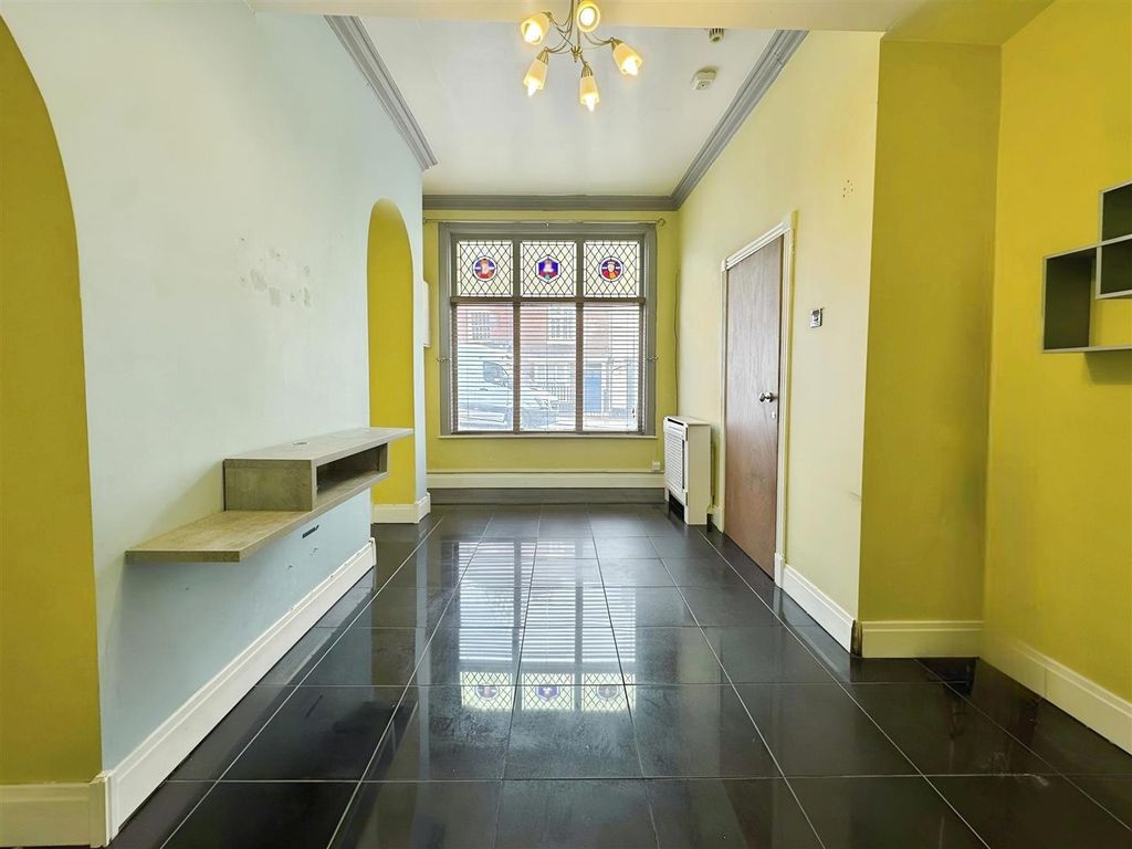 Property photo 3 of 13 Lounge