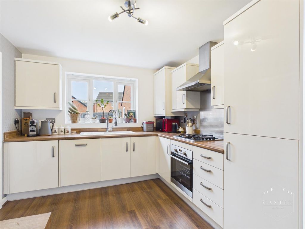 Property photo 3 of 20 Dining Kitchen