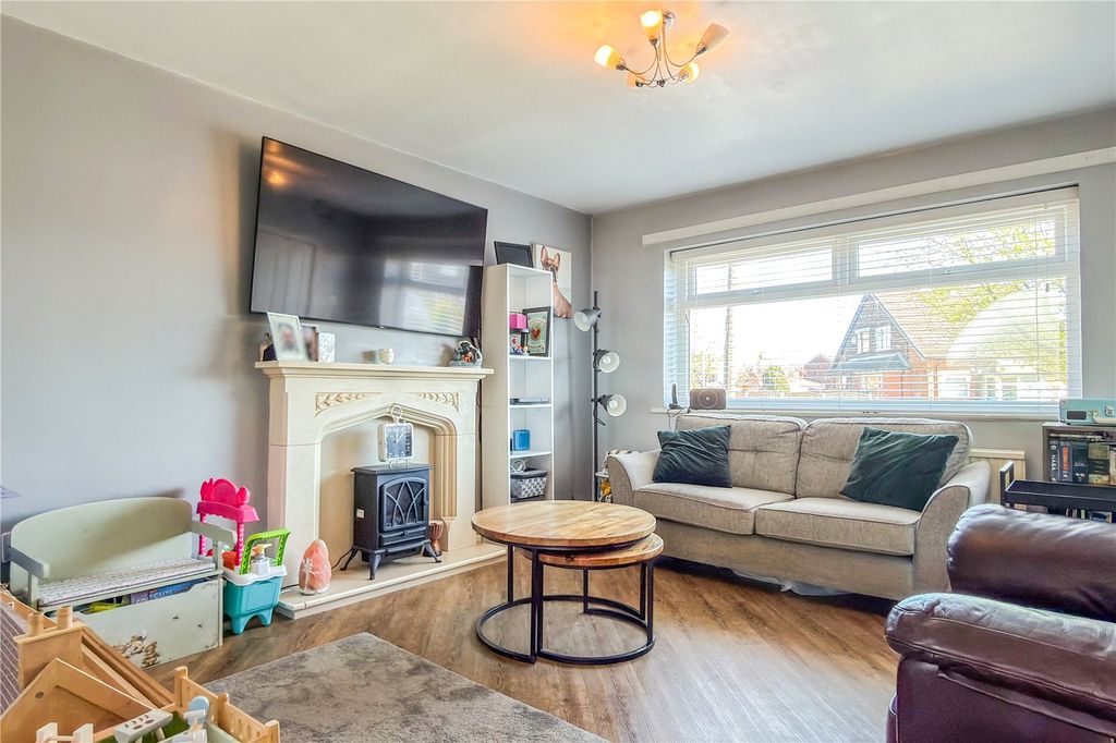 Property photo 3 of 18 Lounge