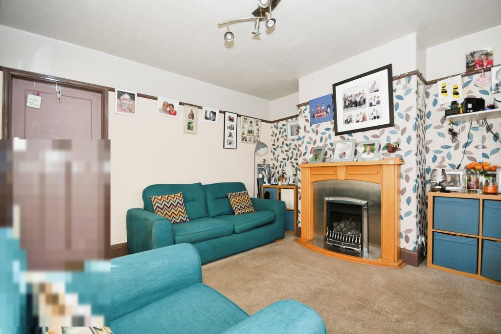 Property photo 3 of 17 Living Room