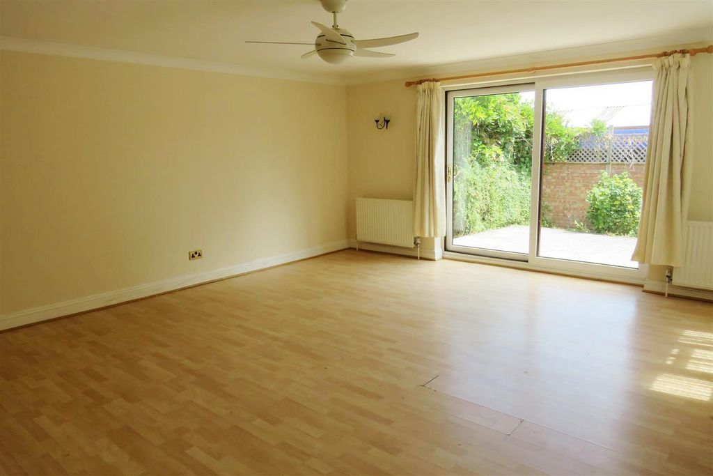 Property photo 3 of 19 Living Room