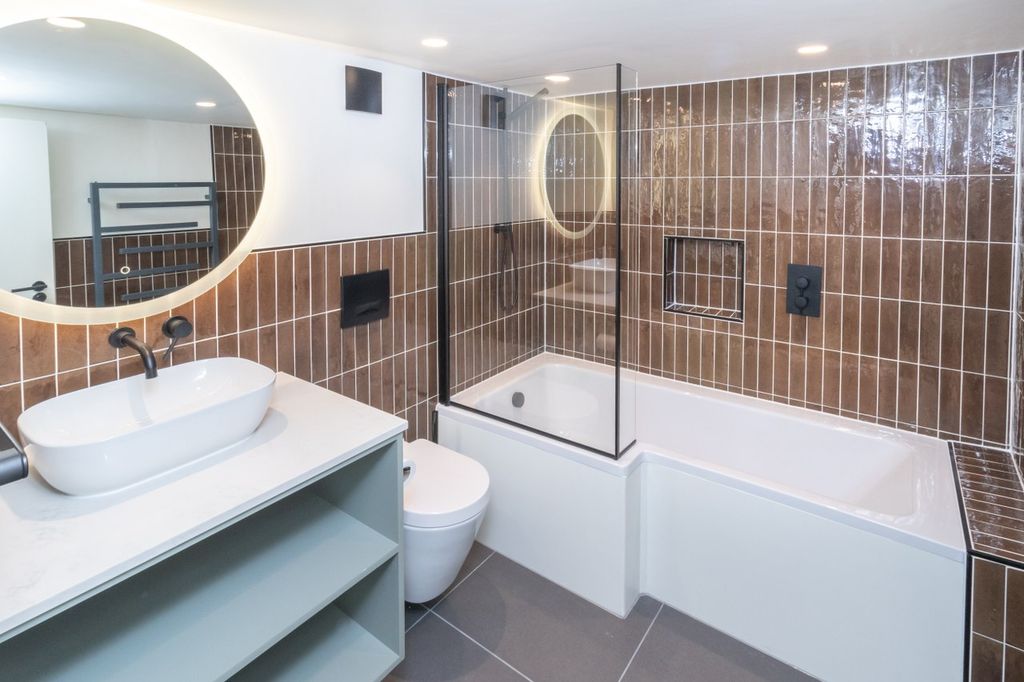 Property photo 3 of 20 Family Bathroom