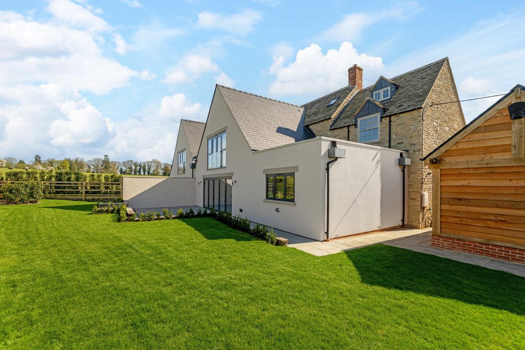 Property photo 2 of 31