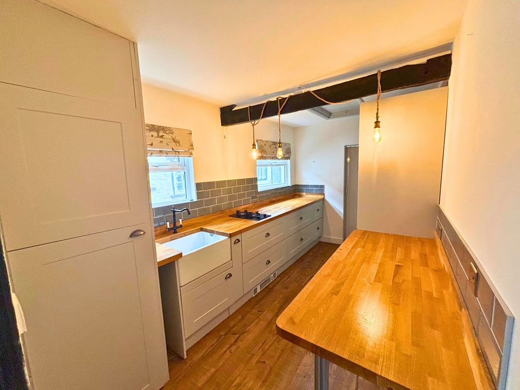 Property photo 3 of 18 Kitchen