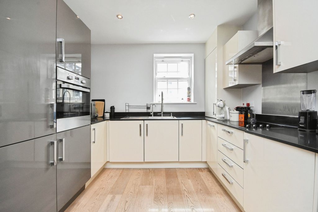 Property photo 2 of 11 Kitchen