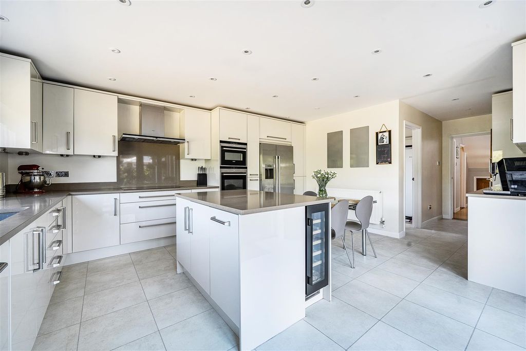 Property photo 2 of 21 Kitchen/Breakfast Room
