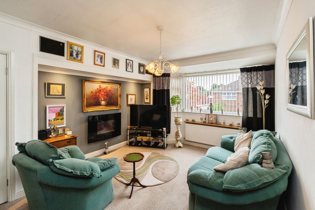 Property photo 2 of 17 Lounge