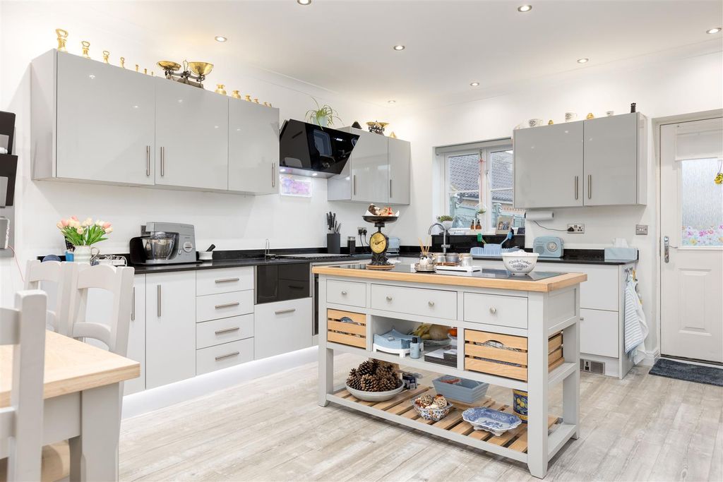 Property photo 2 of 20 Kitchen/Diner