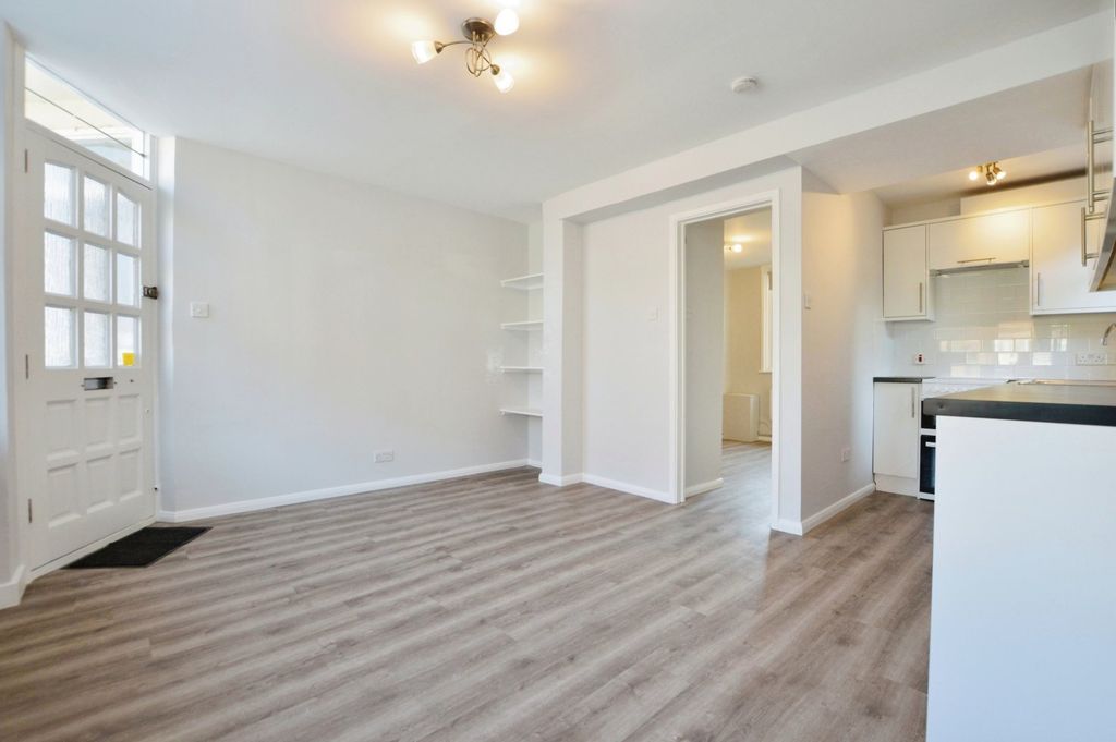 Property photo 3 of 9 Living Space