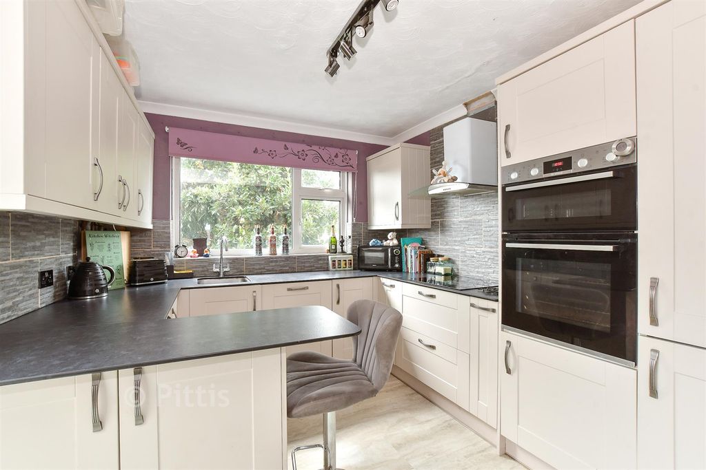 Property photo 2 of 12 Kitchen