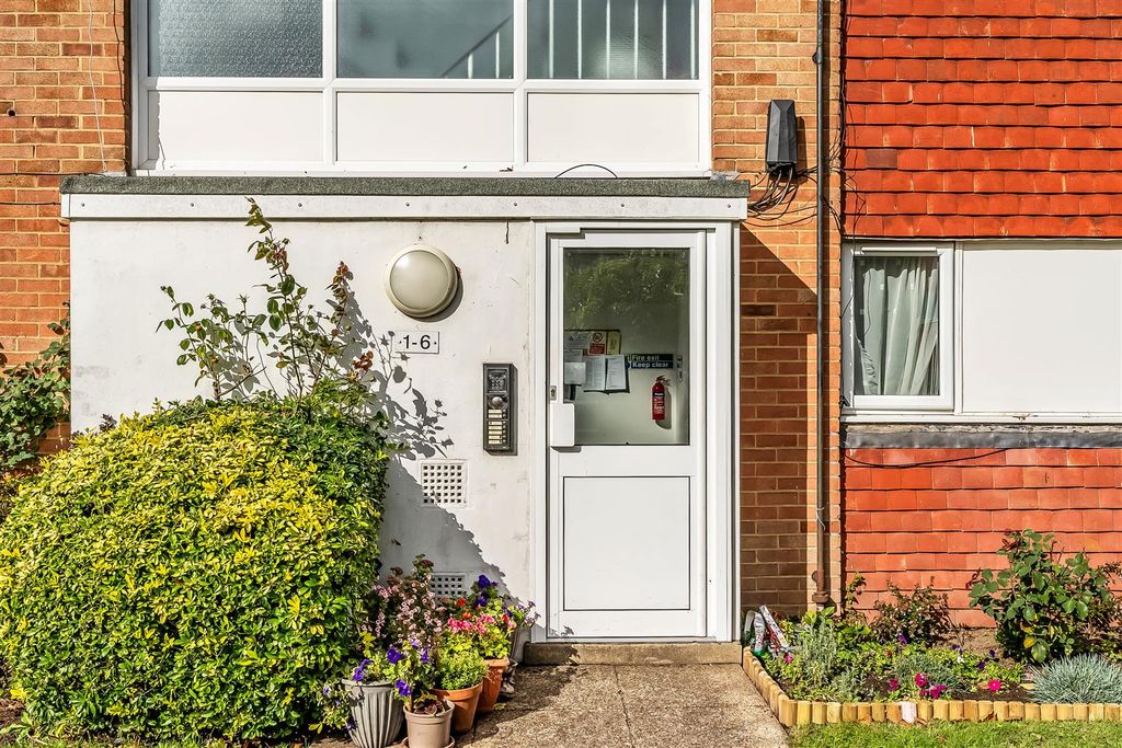 Property photo 3 of 3 2-Master-Close-14.Jpg