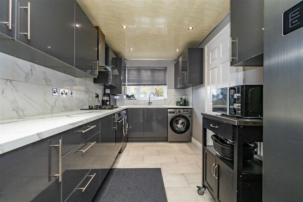 Property photo 3 of 14 Kitchen