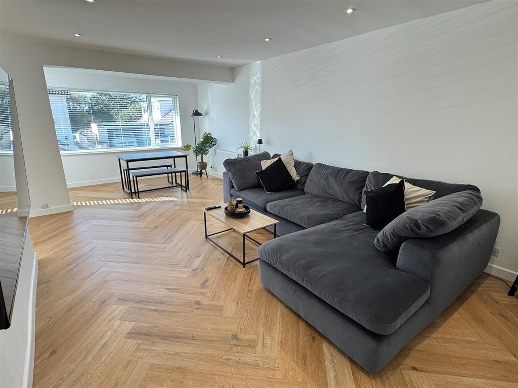 Property photo 2 of 13 10 Parkland Close Lounge