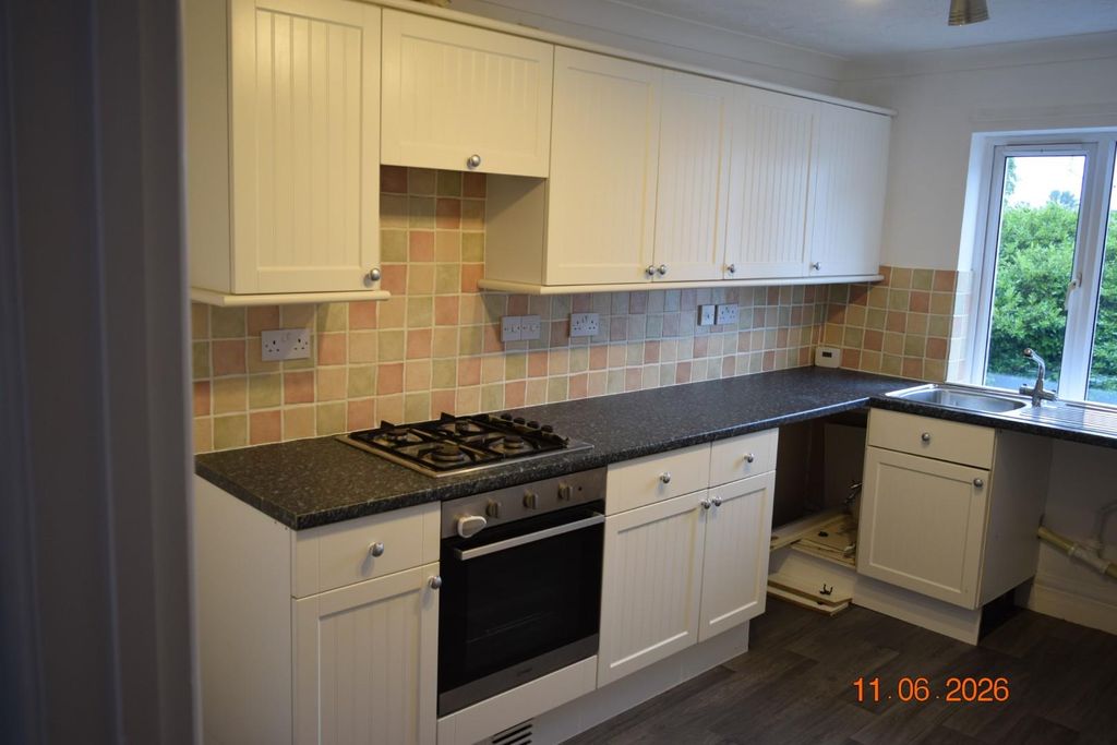 Property photo 3 of 16 Kitchen
