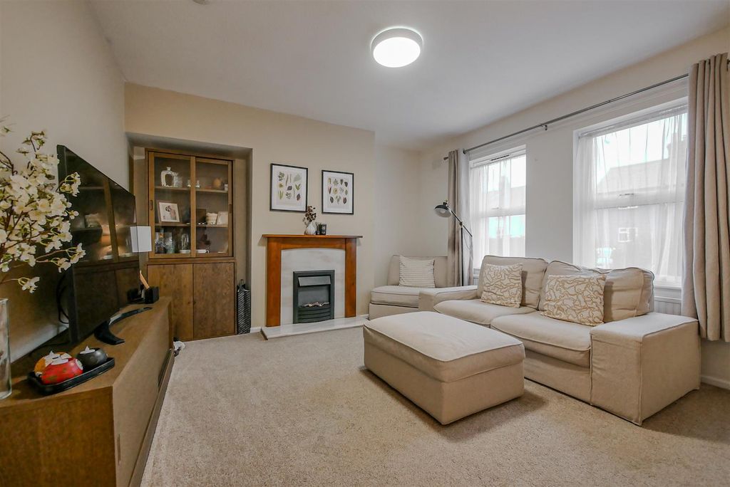 Property photo 3 of 18 Lounge