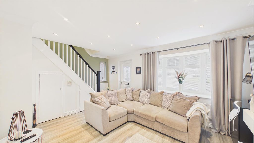 Property photo 3 of 23 Lounge