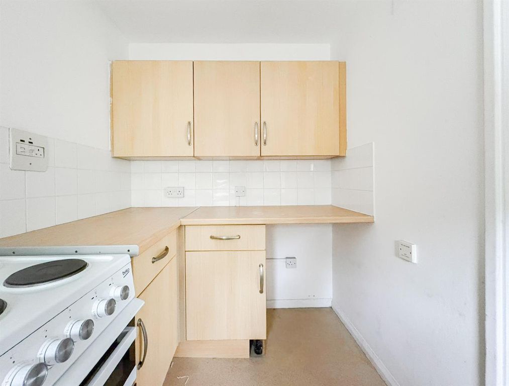 Property photo 3 of 18 Kitchen