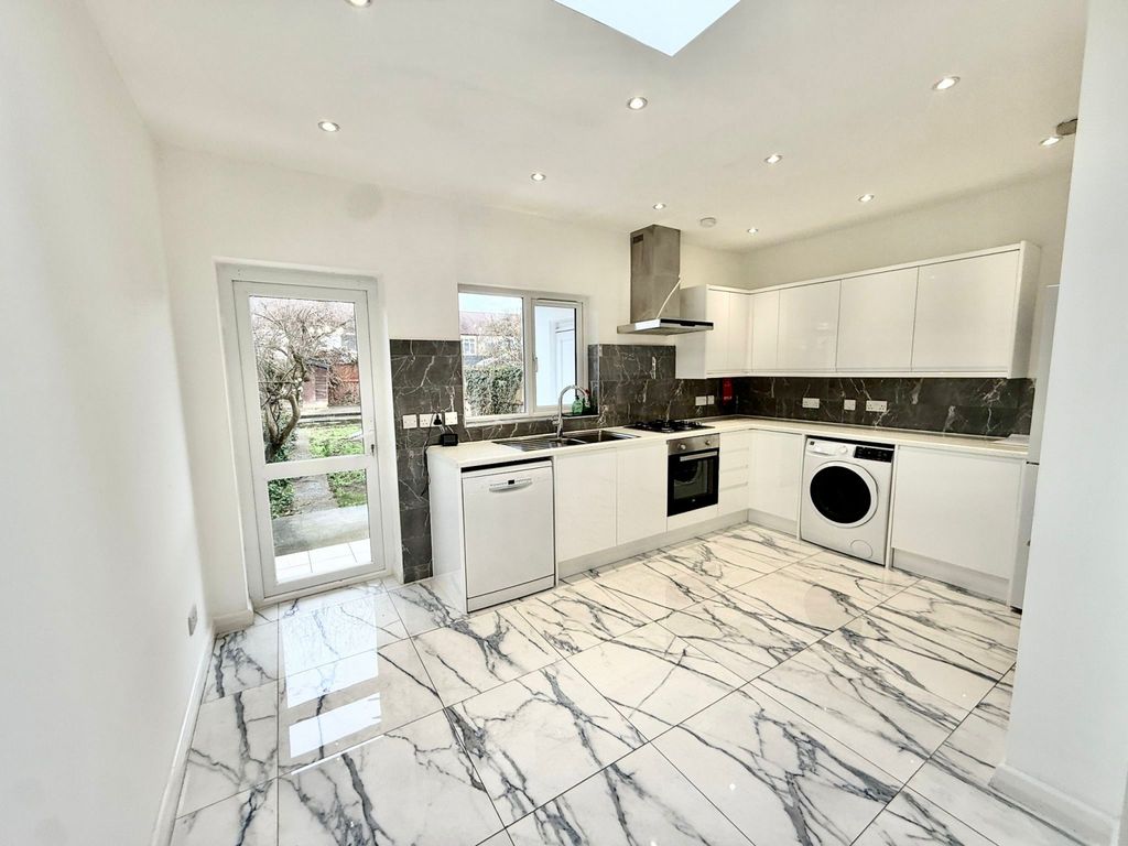 Property photo 1 of 12 Newly Renovated 3 Bed Terraced House + Study On Sanderstead Road, E10