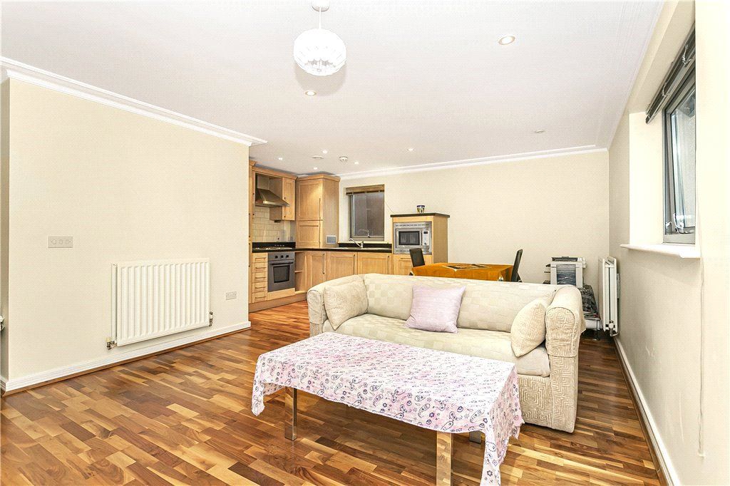 Property photo 2 of 10 Kitchen/Lounge