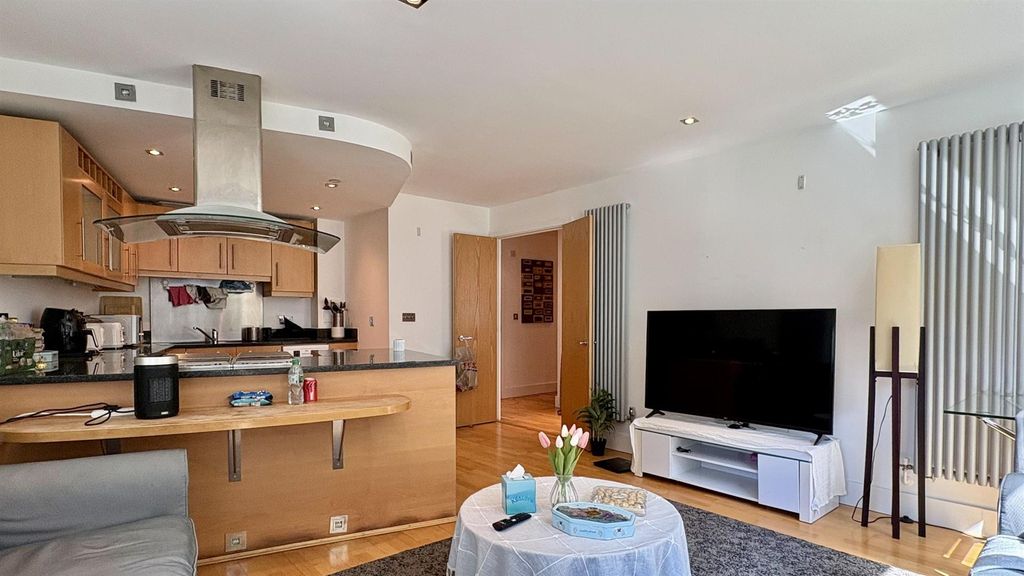 Property photo 3 of 11 Property To Rent In 41 Millharbour, E14