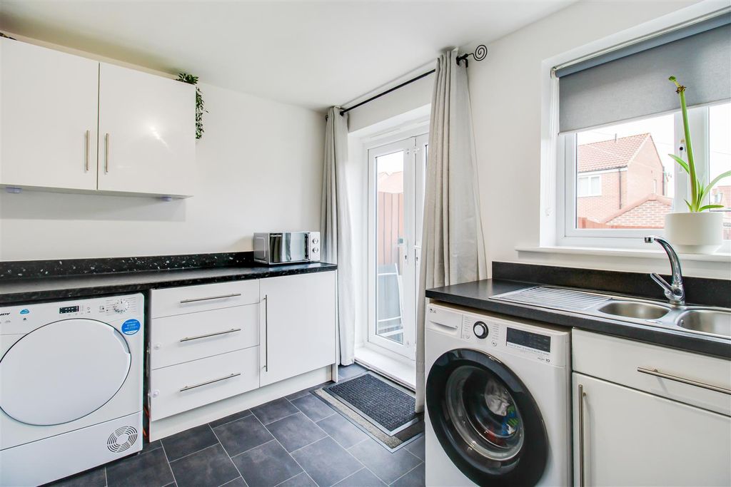 Property photo 3 of 13 Kitchen