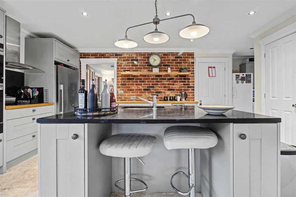 Property photo 3 of 33 Kitchen