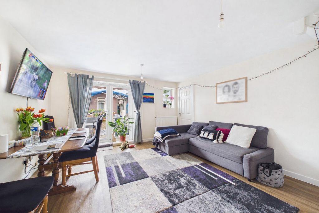 Property photo 2 of 8 Picture No. 12