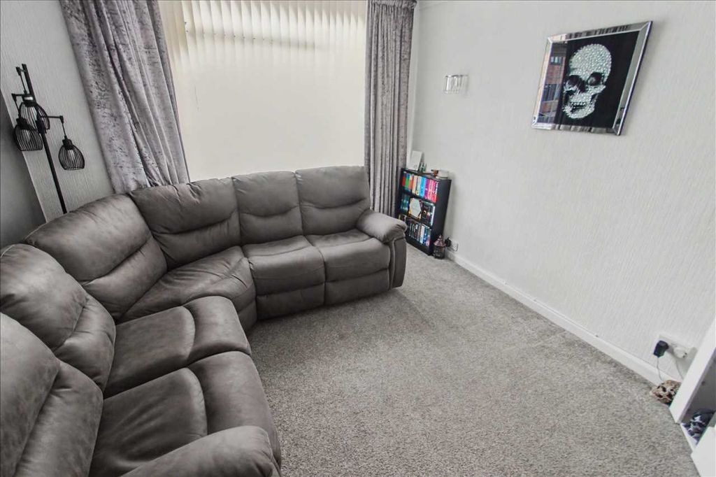 Property photo 3 of 19 Lounge