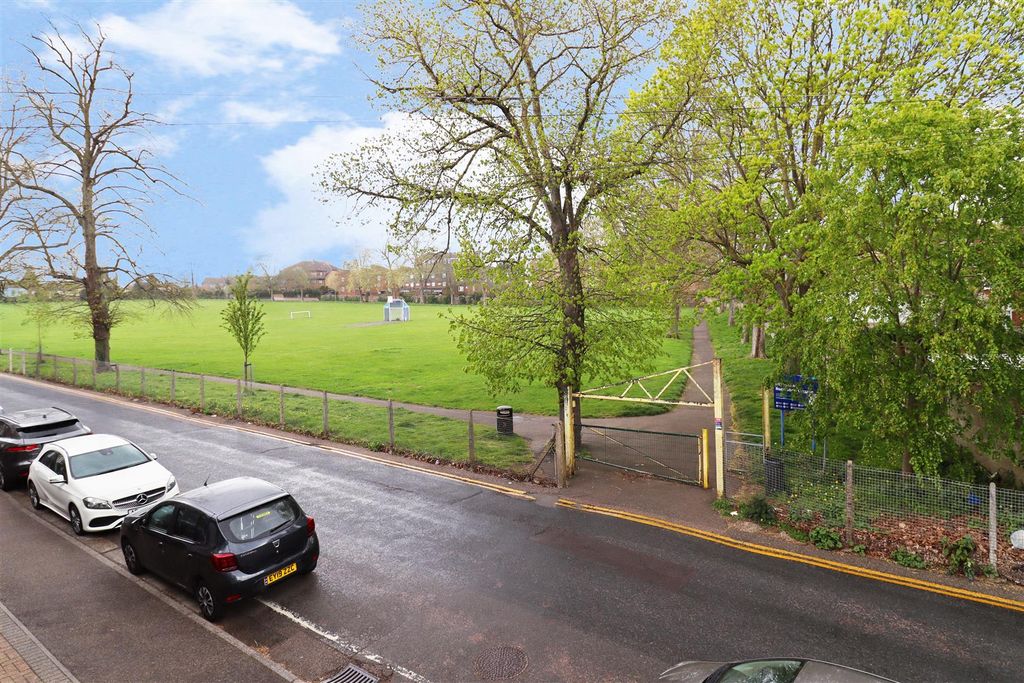 Property photo 2 of 15 Northcote Rec
