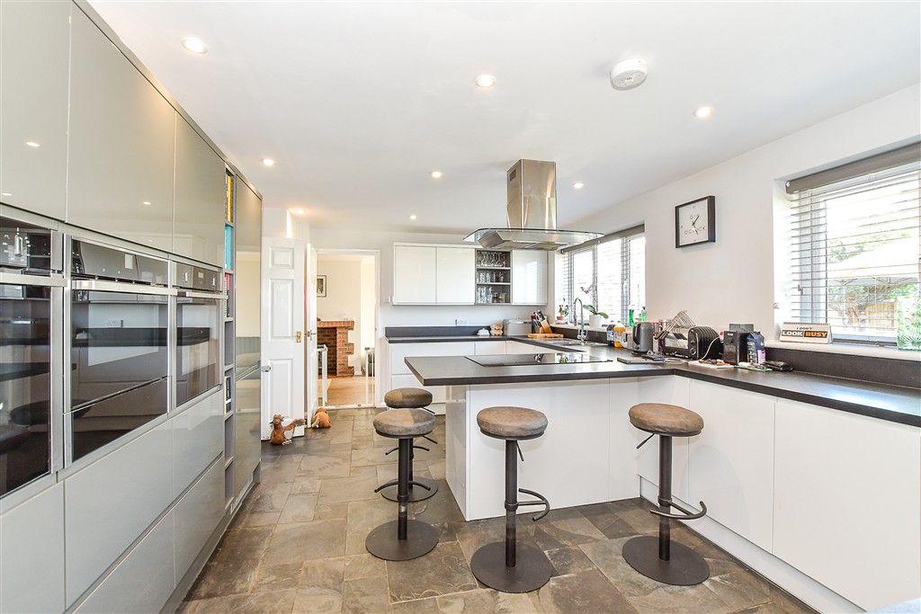 Property photo 3 of 17 Kitchen/Breakfast Room
