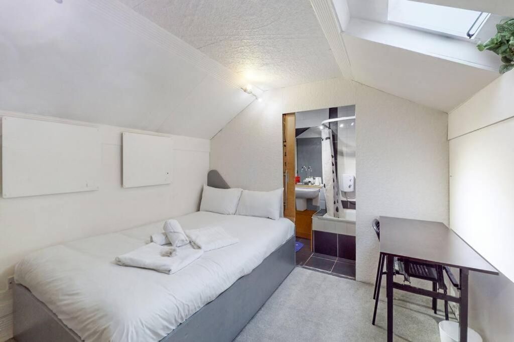 Property photo 2 of 9 A Bright And Tidy Double Bedroom Featuring A Comfo...