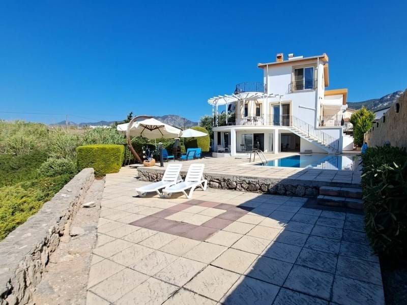 Property photo 3 of 25 3-Bedroom Villa + 4m x 8m Swimming Pool + Walking Distance To The Beach + Central Heating System Image No 3