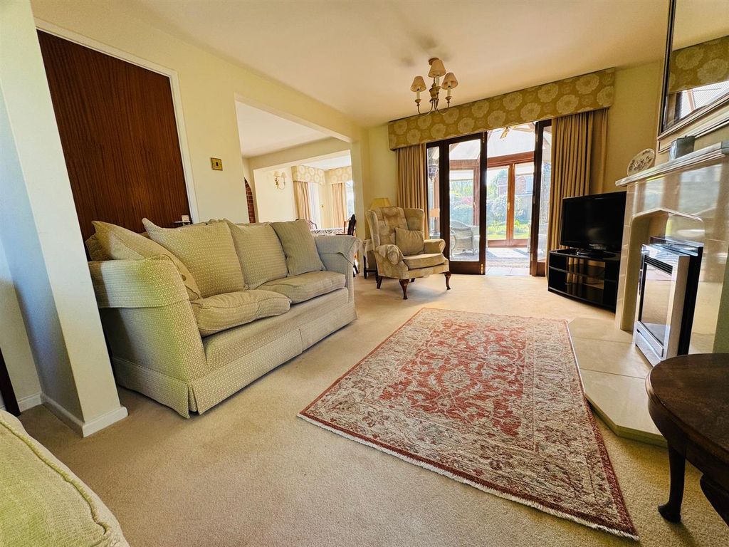 Property photo 3 of 30 Lounge: