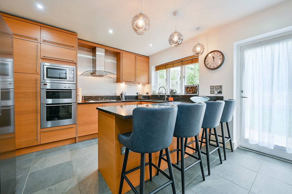 Property photo 3 of 21