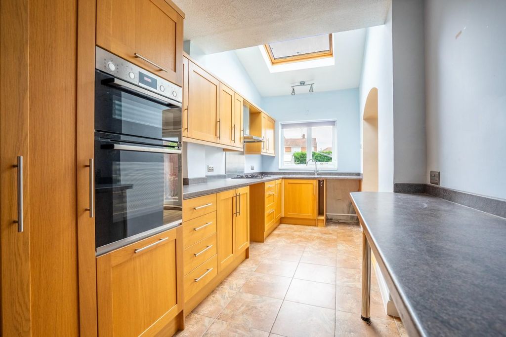 Property photo 3 of 18 Kitchen