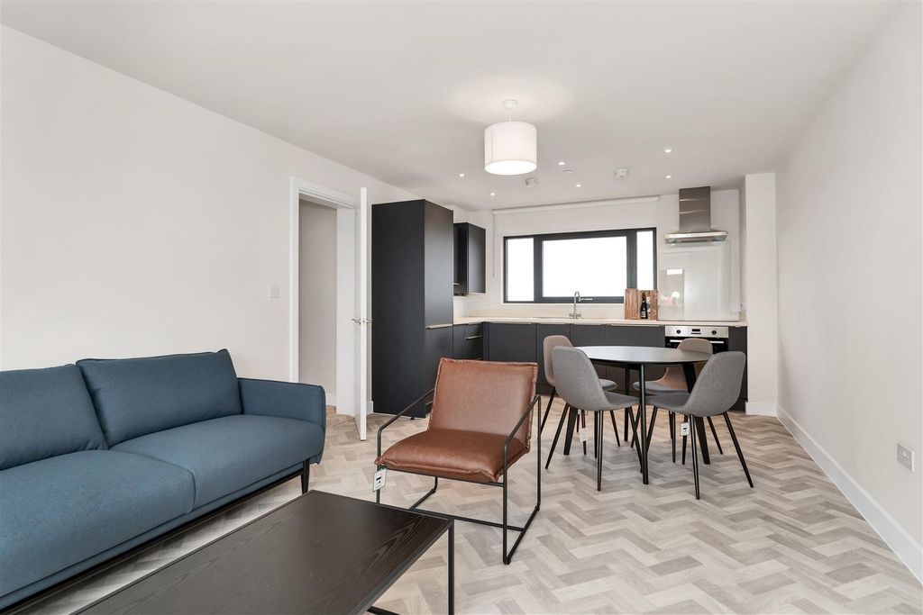 Property photo 2 of 11 37 Evolution Court, Darwin Green, Cambridge (4).Jp