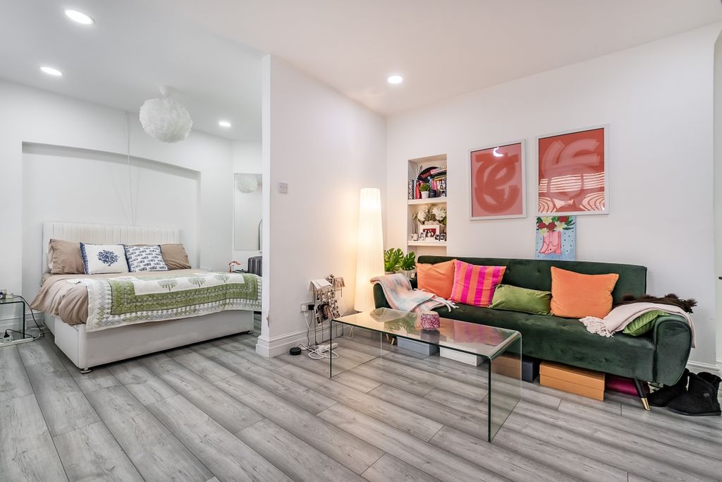 Property photo 1 of 8 Reception Area