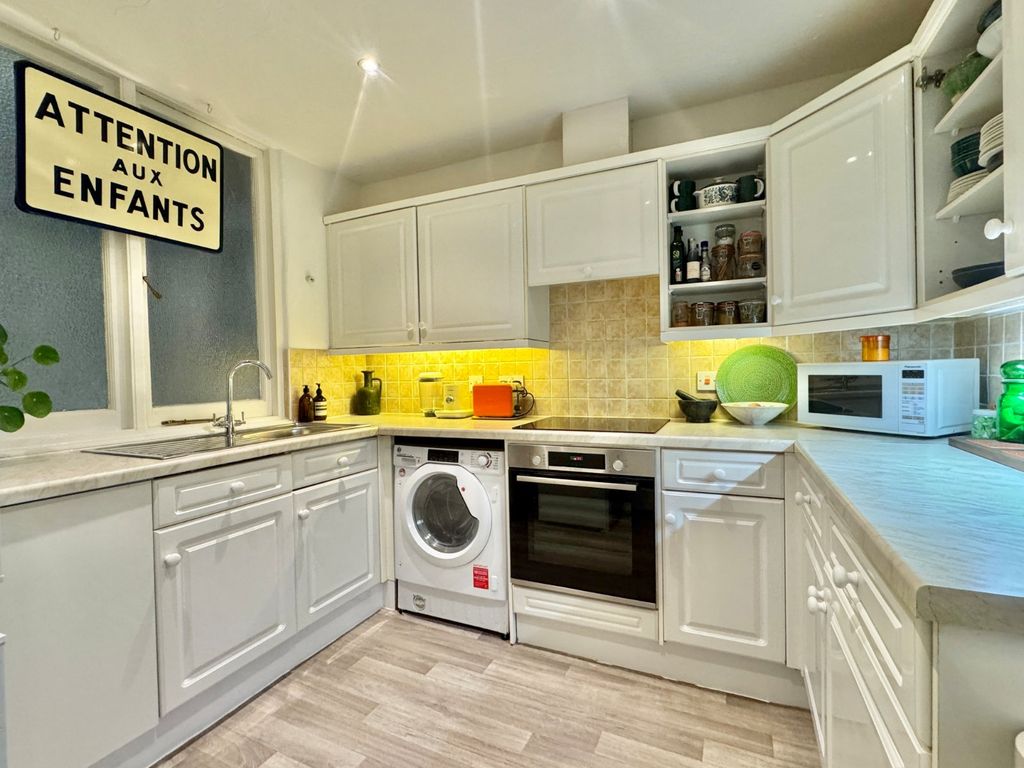 Property photo 3 of 12 Kitchen