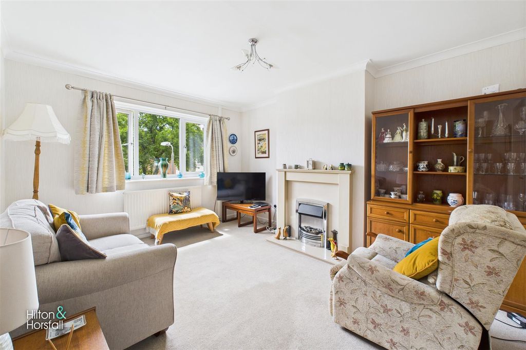 Property photo 2 of 12 Holmefield Court