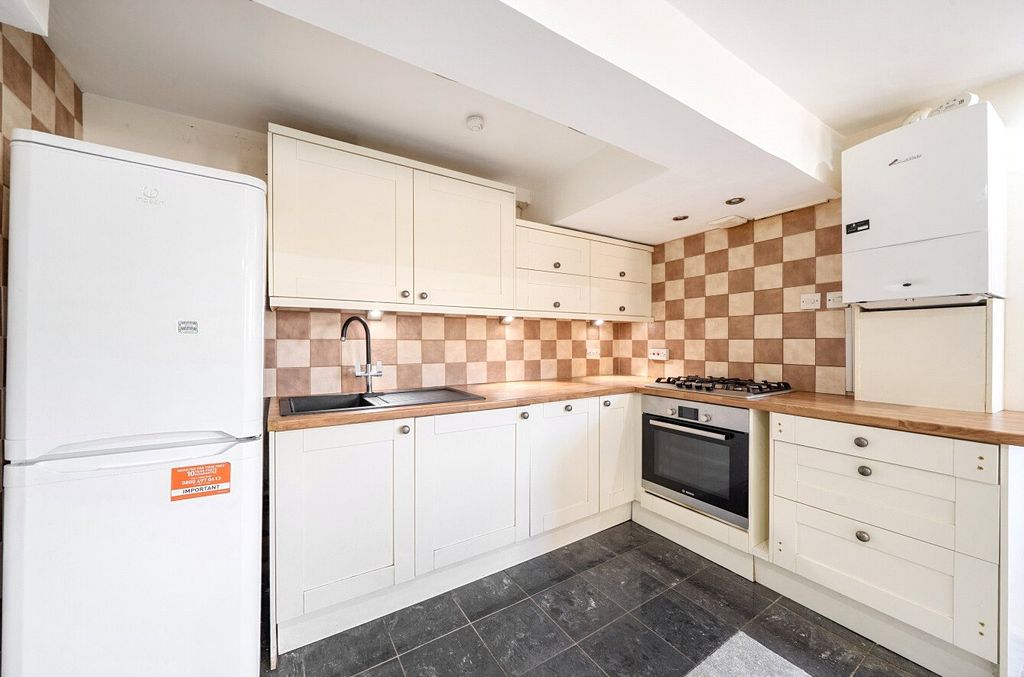 Property photo 3 of 10 Kitchen