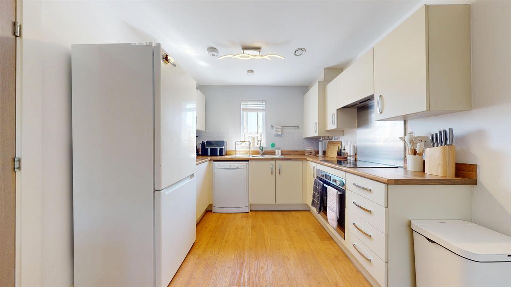 Property photo 2 of 10 Kitchen