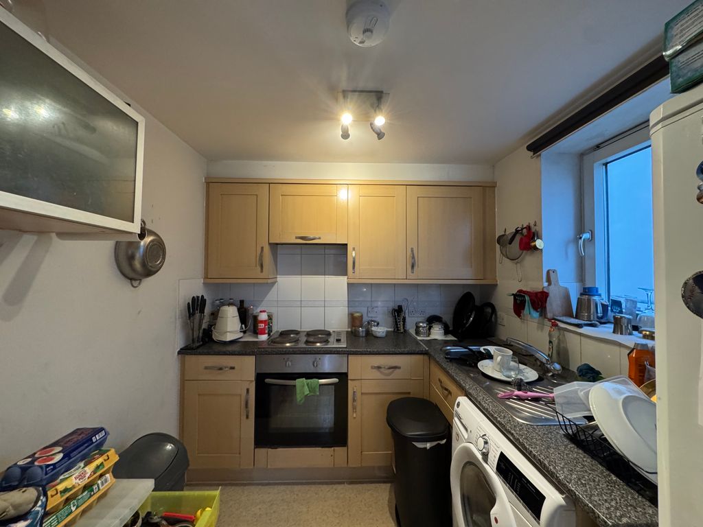 Property photo 3 of 8 Kitchen