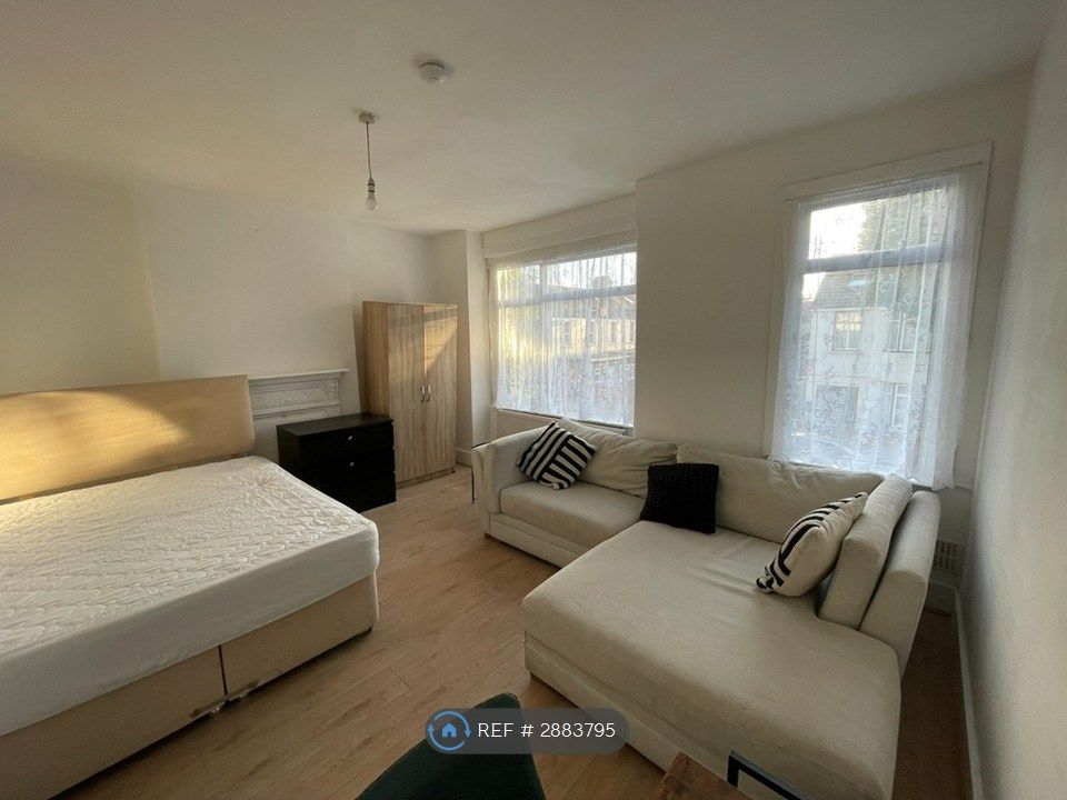 Property photo 1 of 23 Master Double Bedroom