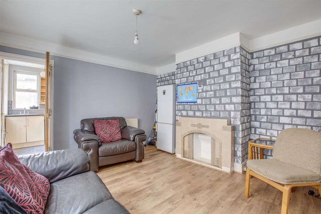 Property photo 2 of 14 133 Desborough Avenue, Hp11 2Sg-6.Jpg